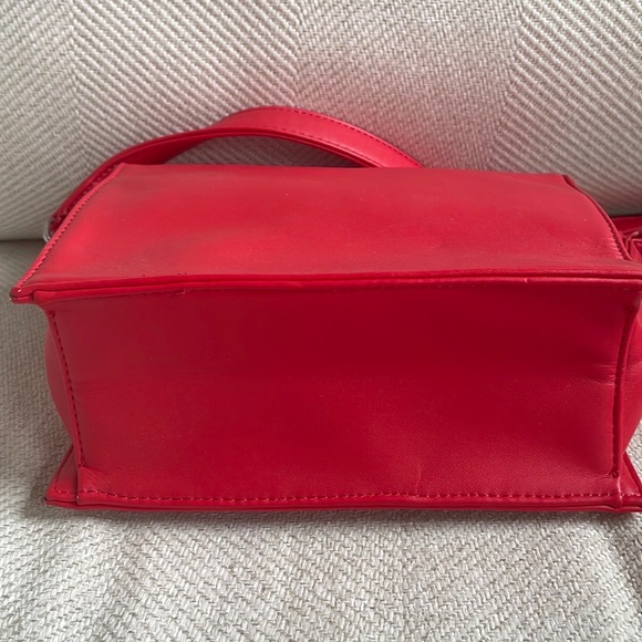 Matt & Nat red crossbody vegan bag - Picture 3 of 3